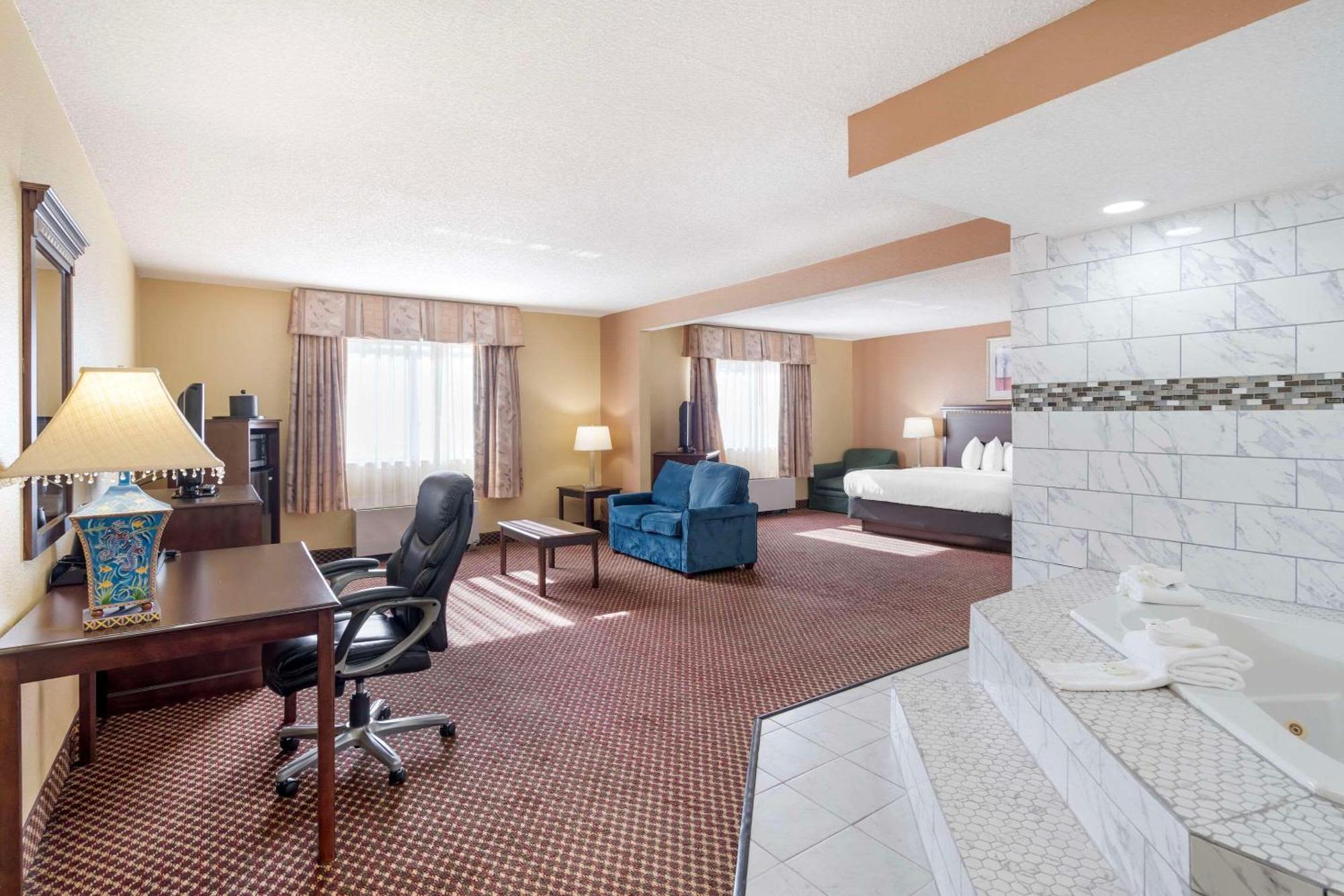 Quality Inn & Suites Bloomington University Area Екстериор снимка