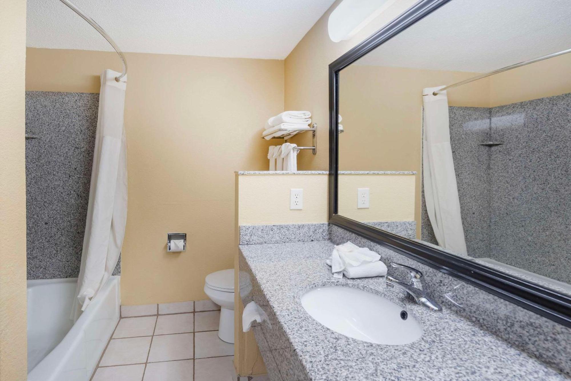Quality Inn & Suites Bloomington University Area Екстериор снимка
