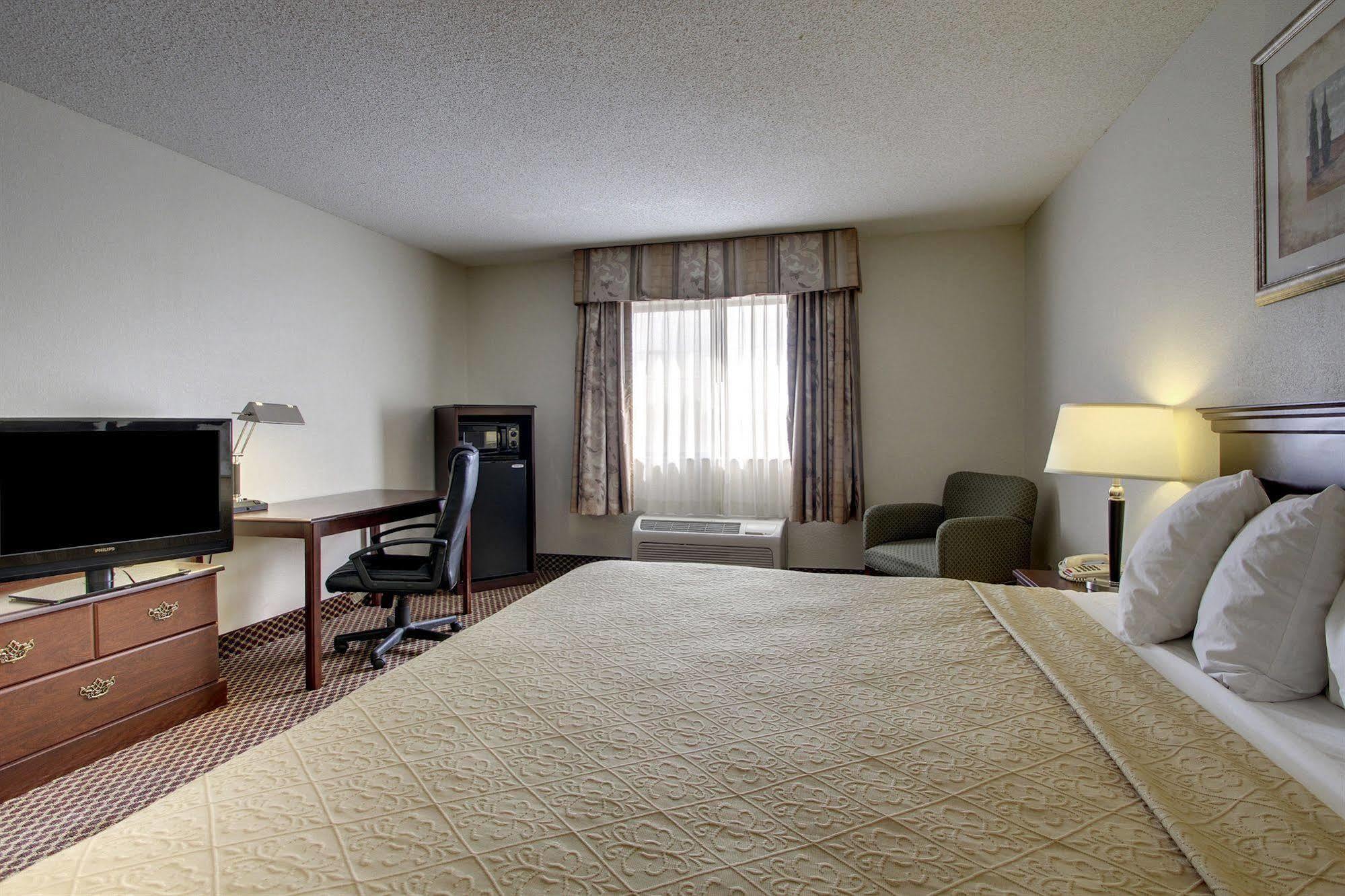 Quality Inn & Suites Bloomington University Area Екстериор снимка